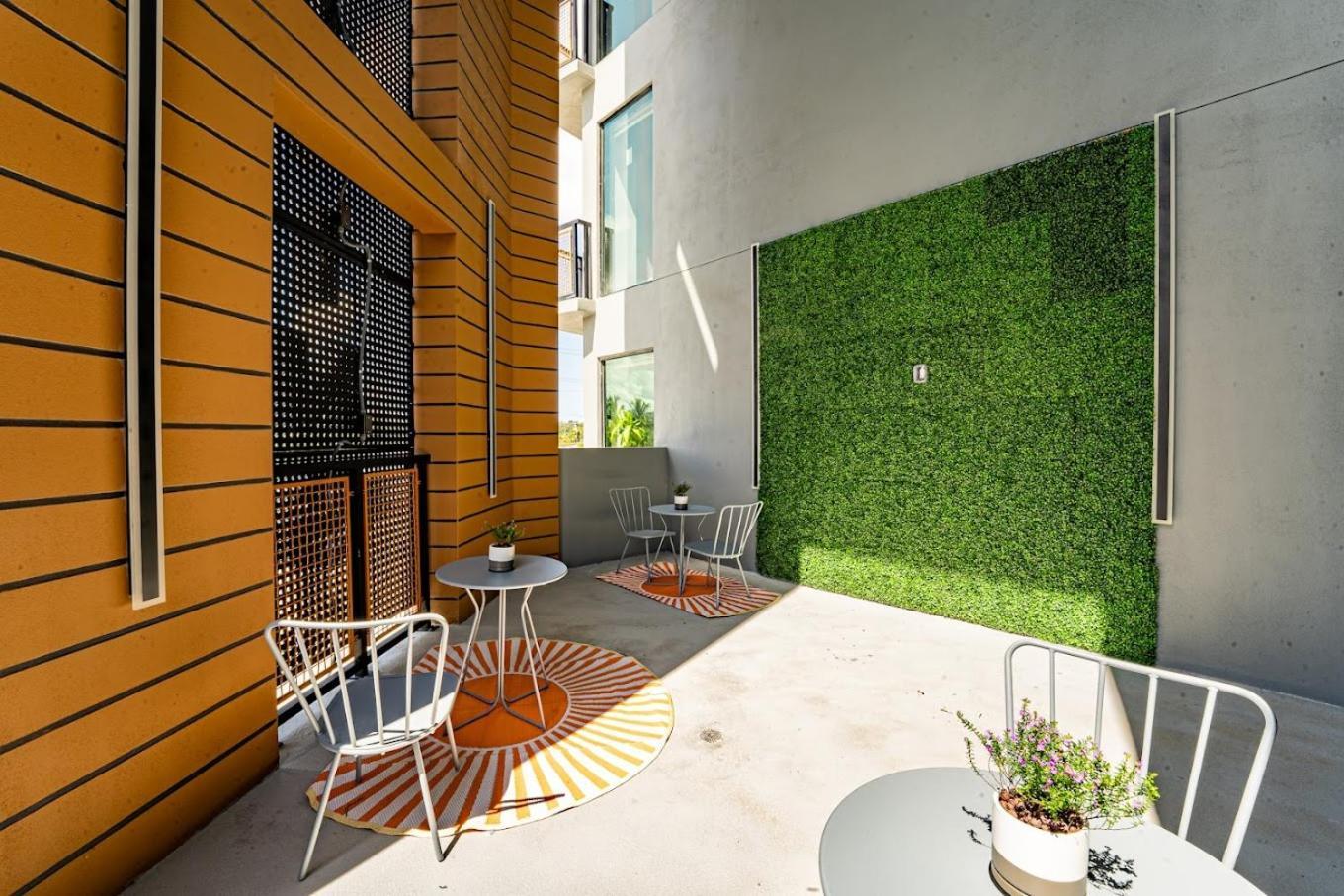 Sejur At Koosh Living Davie Extérieur photo